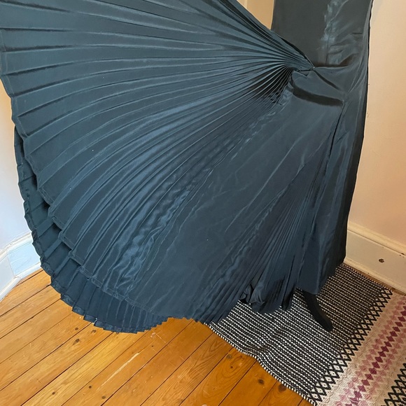 True 1950’s Vintage Jean Allen London dress, full circle skirt with pleats! - Picture 4 of 12